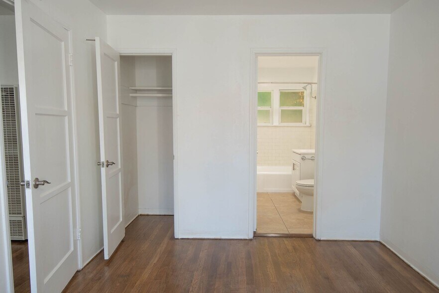 Building Photo - 14229 Victory Blvd