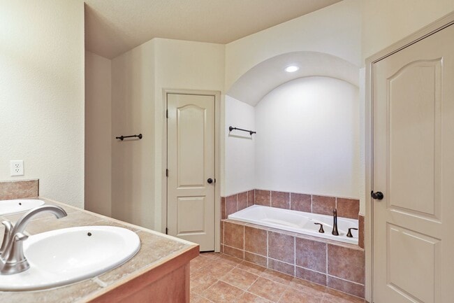 Building Photo - Spacious 4 Bedroom 2 Bath House near Restaurants