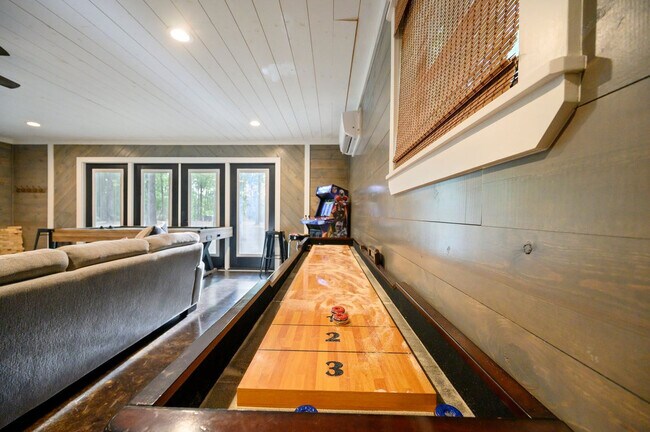 Building Photo - 47 White Pne Rd