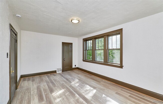 Building Photo - 5021 Ray Ave