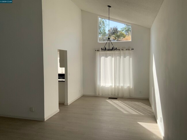 Building Photo - 424 Sparrow Dr