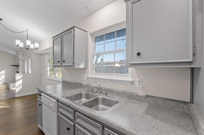 Building Photo - 903 E Logan St