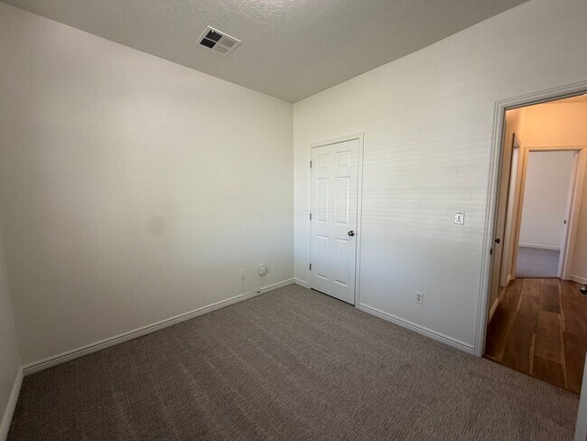 Building Photo - 519 Harvest Ln