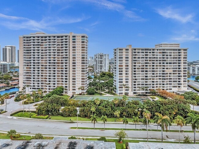 Building Photo - 2500 Parkview Dr