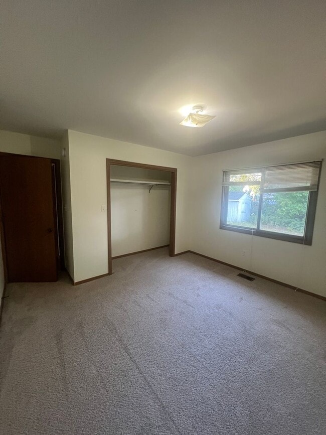 Building Photo - Lovely 2 Bedroom Southside Holland