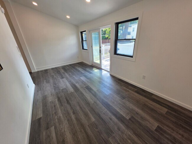 Building Photo - Newly Renovated 3 Bed Apartment *MOVE-IN S...
