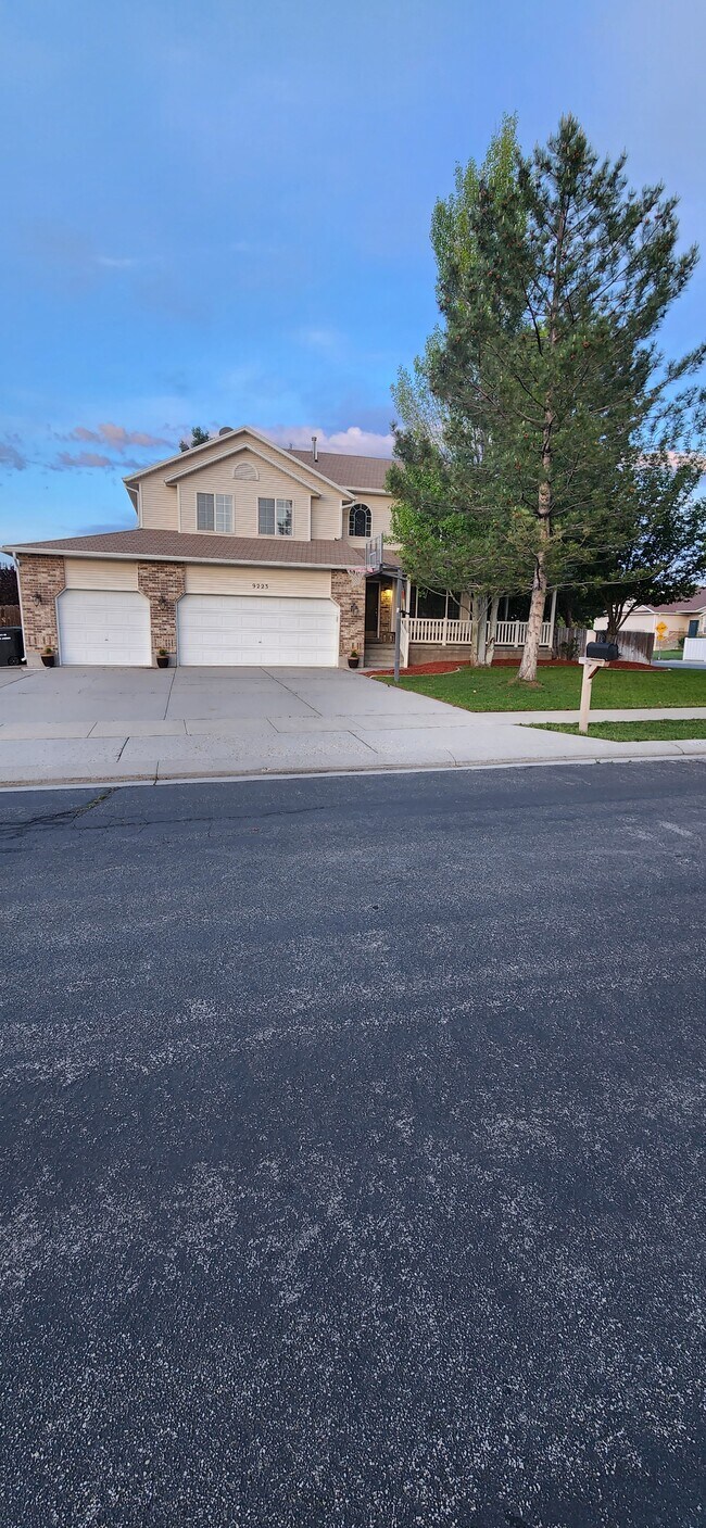 Building Photo - 9223 S Uinta Hills Dr