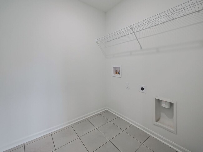 Building Photo - AVAILABLE NOW! Modern Comfort Meets Everyd...