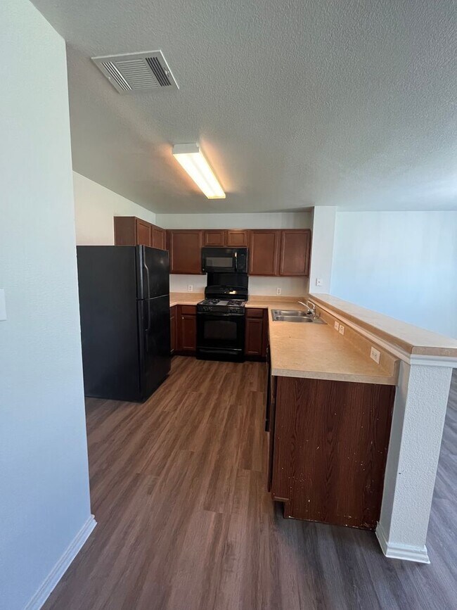 Building Photo - 3/2 in the heart of Del Valle