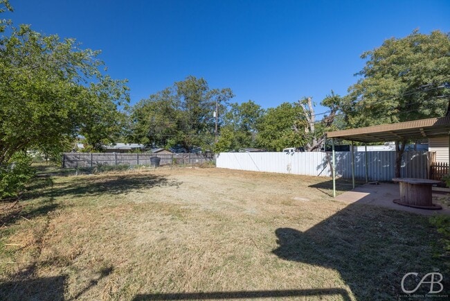 Building Photo - 872 Forrest Ave