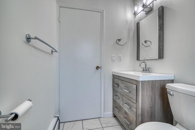 Building Photo - 2166 Lake Dr