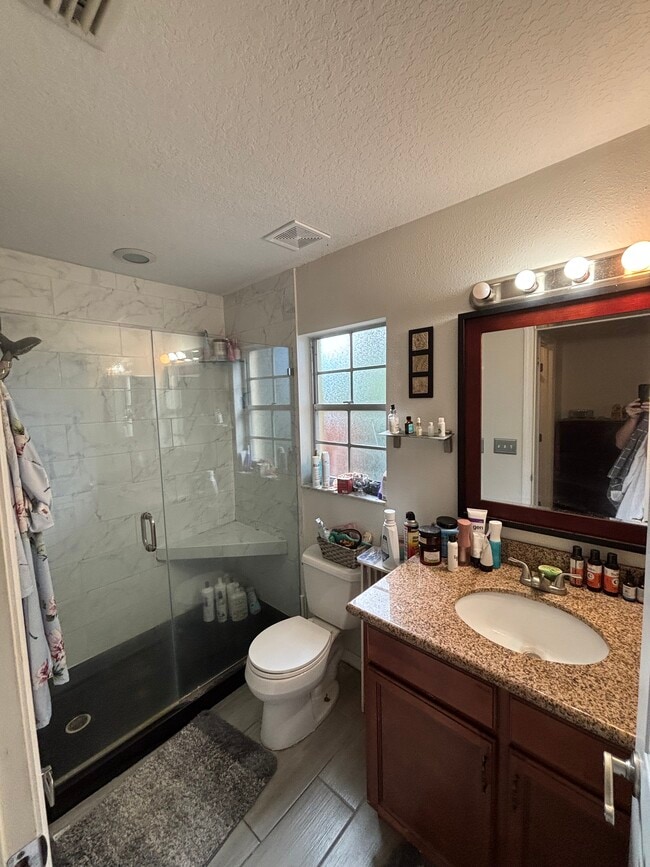 Building Photo - 1426 Farmington Ave