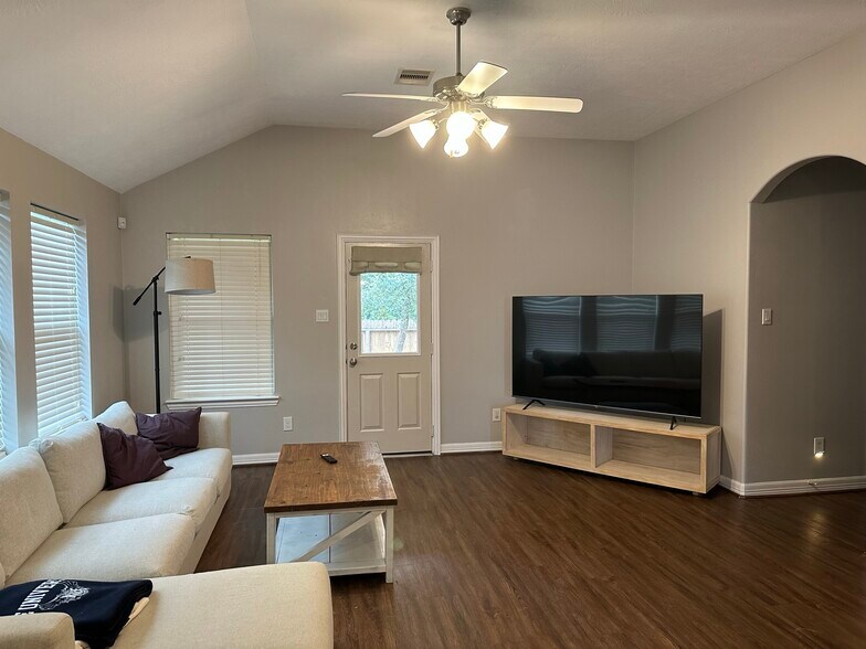 Building Photo - 419 Oak Chase Dr