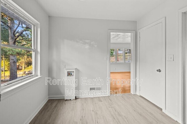 Building Photo - 712 84th St S