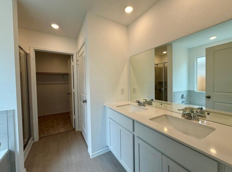 Building Photo - 106 Camargue Dr