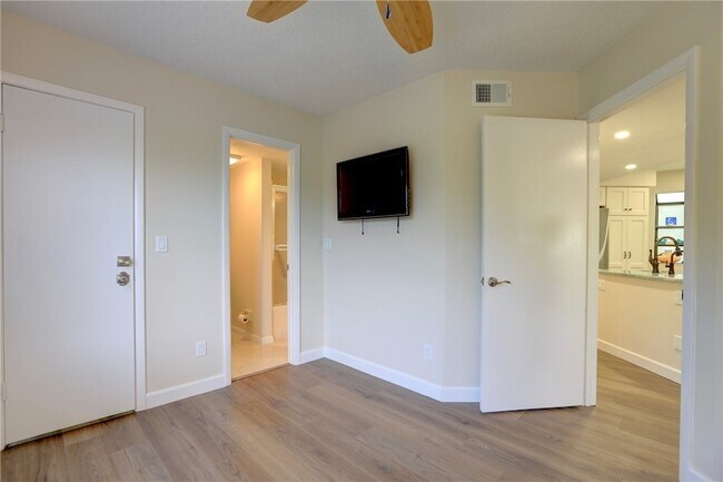 Building Photo - 9612 Riverside Dr