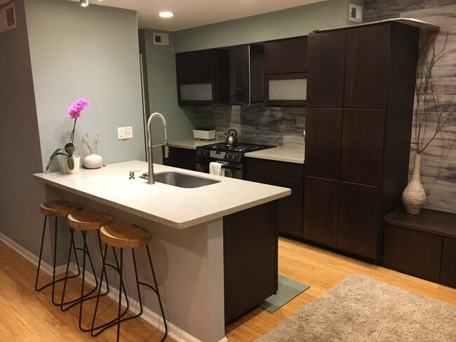 Building Photo - 417 W 8th St