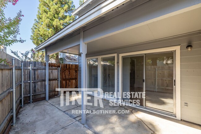 Building Photo - Gorgeous Roseville Home! 18 Month Lease! -...