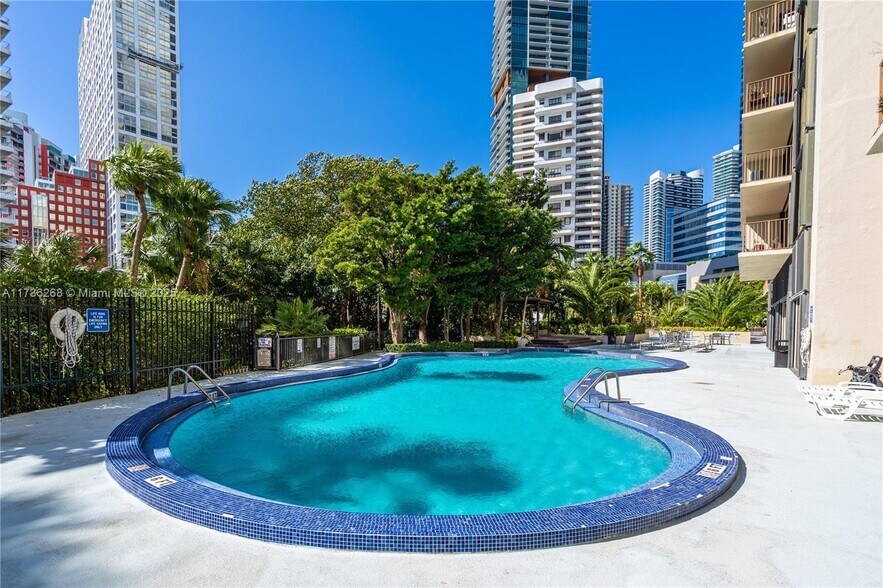Building Photo - 1450 Brickell Bay Dr