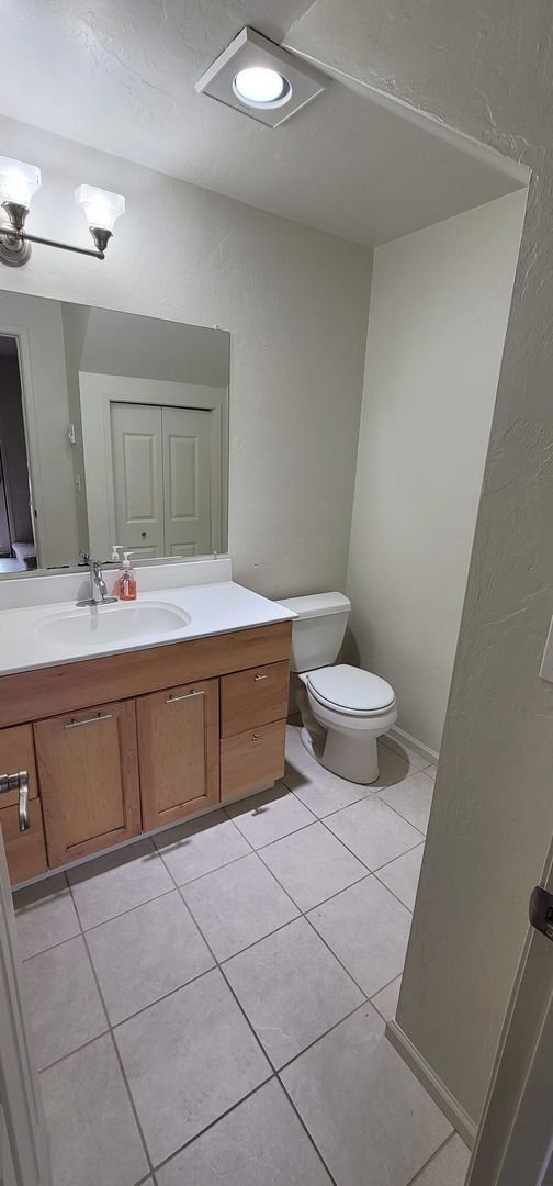 Building Photo - Updated Townhouse with Community Pool