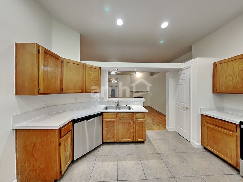 Building Photo - 4539 Antler Hill Dr E