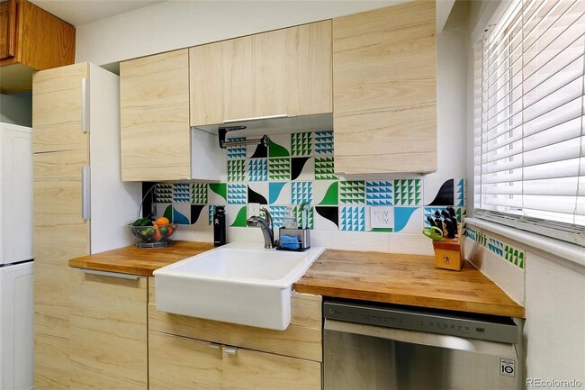 Building Photo - Westminster Townhome