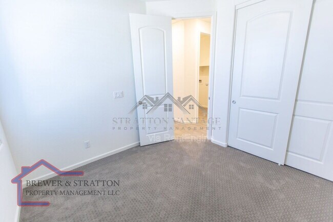 Building Photo - 827 W Nova Pl