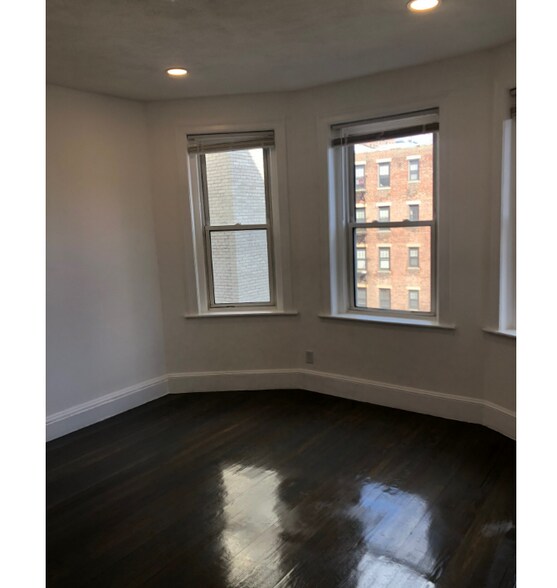 Building Photo - 131 Park Dr