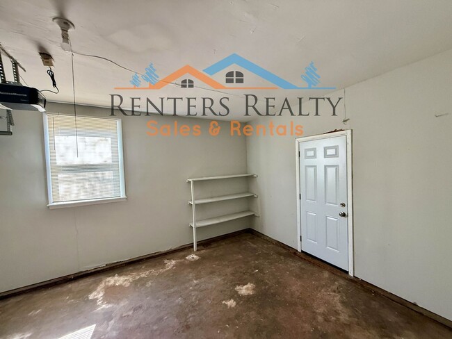 Building Photo - 3 bedroom house with Fenced Yard