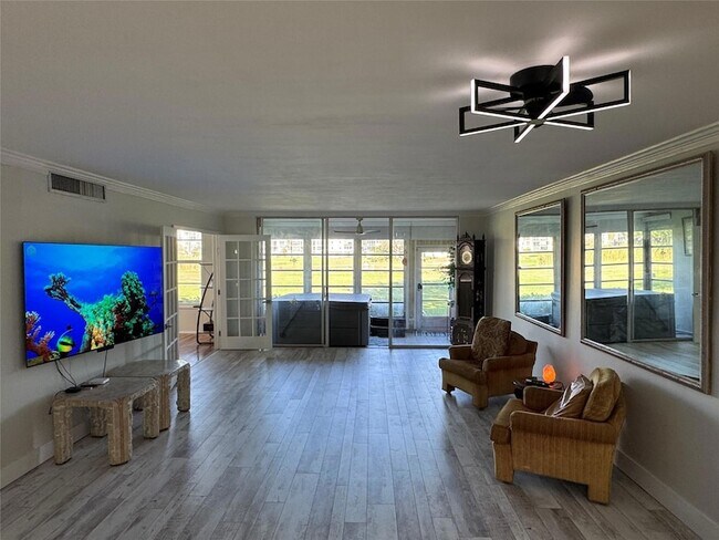 Building Photo - 2601 S Palm Aire Dr