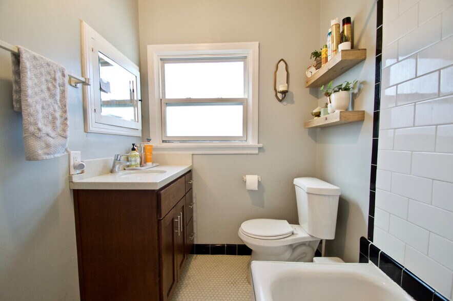 Building Photo - 4770 Bancroft St