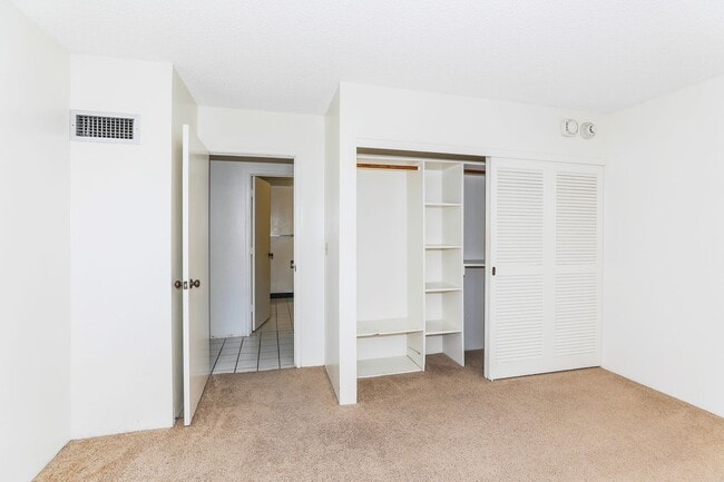 Building Photo - Aloha Towers - 2 bedroom, 2 bath corner unit with 1 covered parking stall