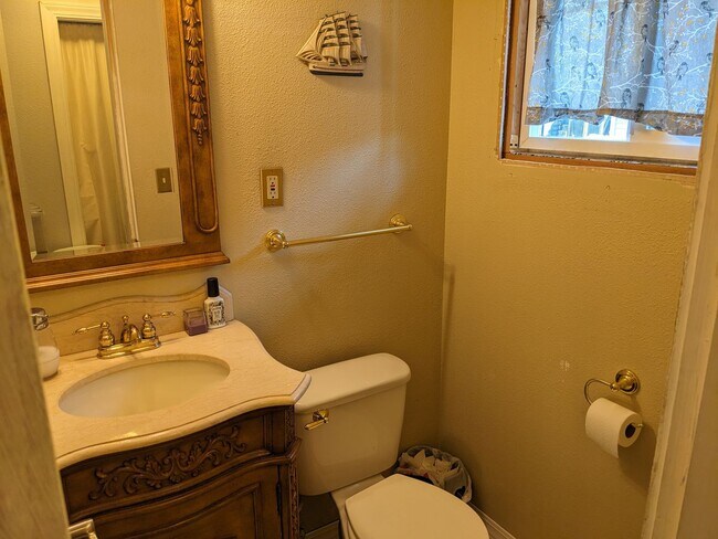 Building Photo - Cherry St Duplex