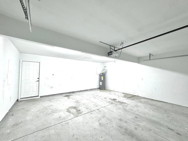 Building Photo - 704 E Chestnut Ave