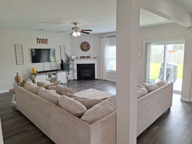 Building Photo - Magnificent Five Bedroom Home in Elgin SC!