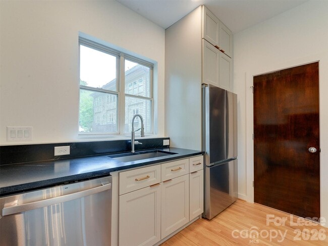 Building Photo - 1174 Park West Dr