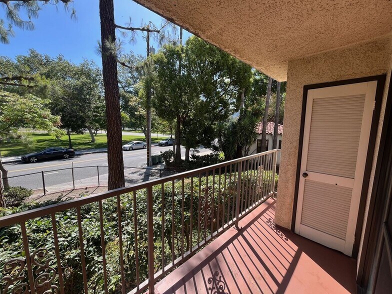 Building Photo - 430 S Niagara St