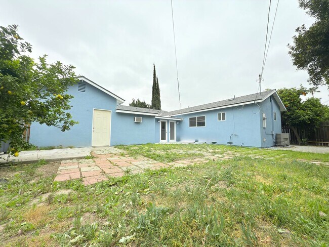 Building Photo - Beautiful 3 bedroom + 2 bath property in L...
