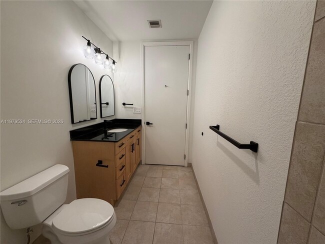 Building Photo - 150 E Robinson St