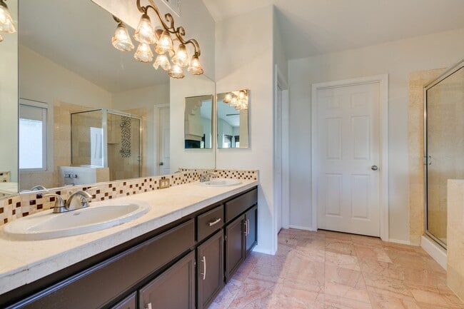 Building Photo - Immaculate 3 bedroom house with a Loft in ...