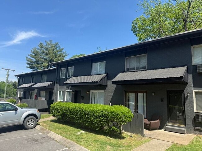 Building Photo - 1 Bed / 1 Bath Renovated Condo in South Nashville! Close to laundry! Surrounded by woods!