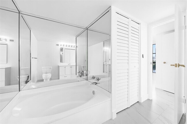 Building Photo - 800 Parkview Dr