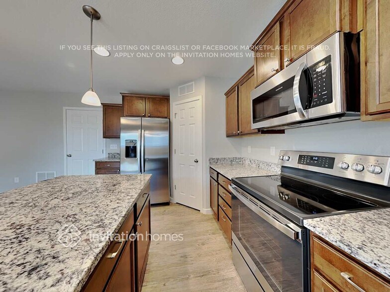 Building Photo - 4059 Creek Legend View