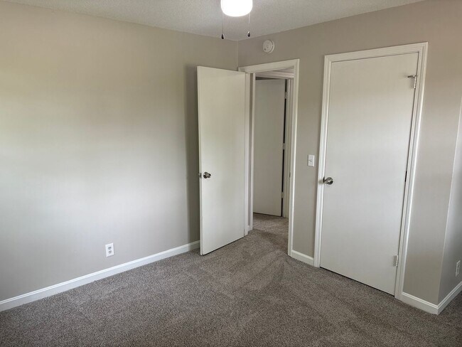 Building Photo - 3 bed 1 bath unit in duplex