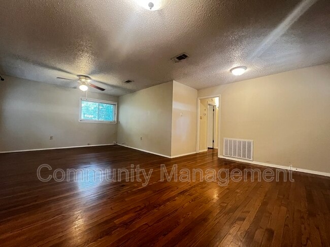 Building Photo - 2415 Rhododendron Ave