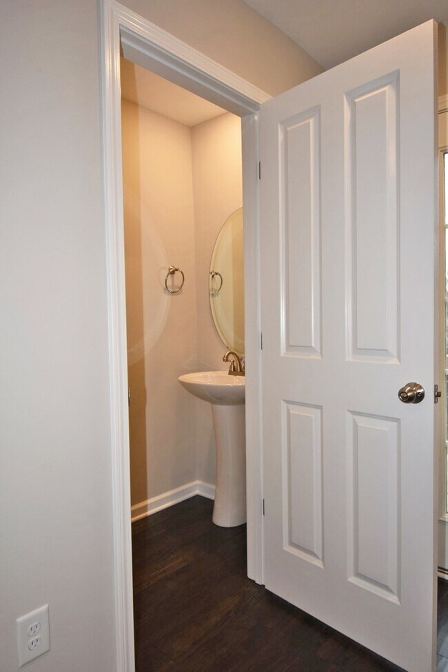 Building Photo - Gorgeous luxury 2BD/2.5BA M'boro townhome w/garage, washer/dryer, across from MTSU!