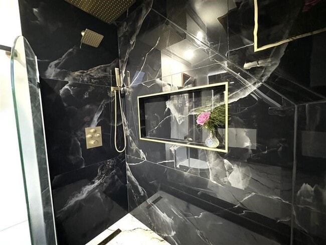 Building Photo - 2 Pat Dr