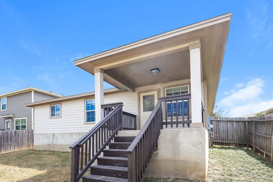 Building Photo - 11511 Oaks Hike