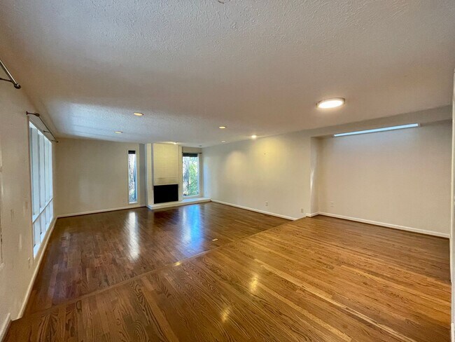 Building Photo - 15410 SW Peppermill Ct