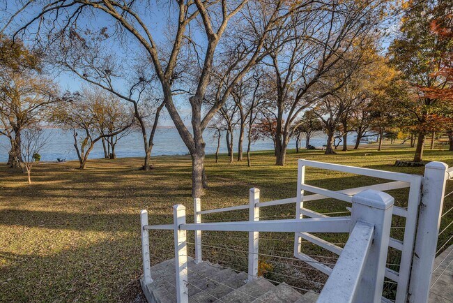 Building Photo - 8606 Columbia Dr